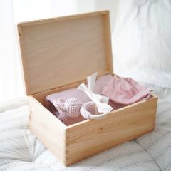 coffret naissance bébé fille, tout rose, contenant une couverture, un bonnet et un joli hochet crocheté
