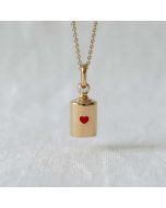 pendentif avec coeur rouge